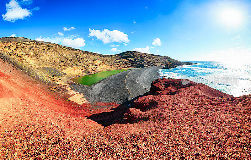 全景火山湖El Golfo鸟瞰图，兰萨罗特，加那利群岛